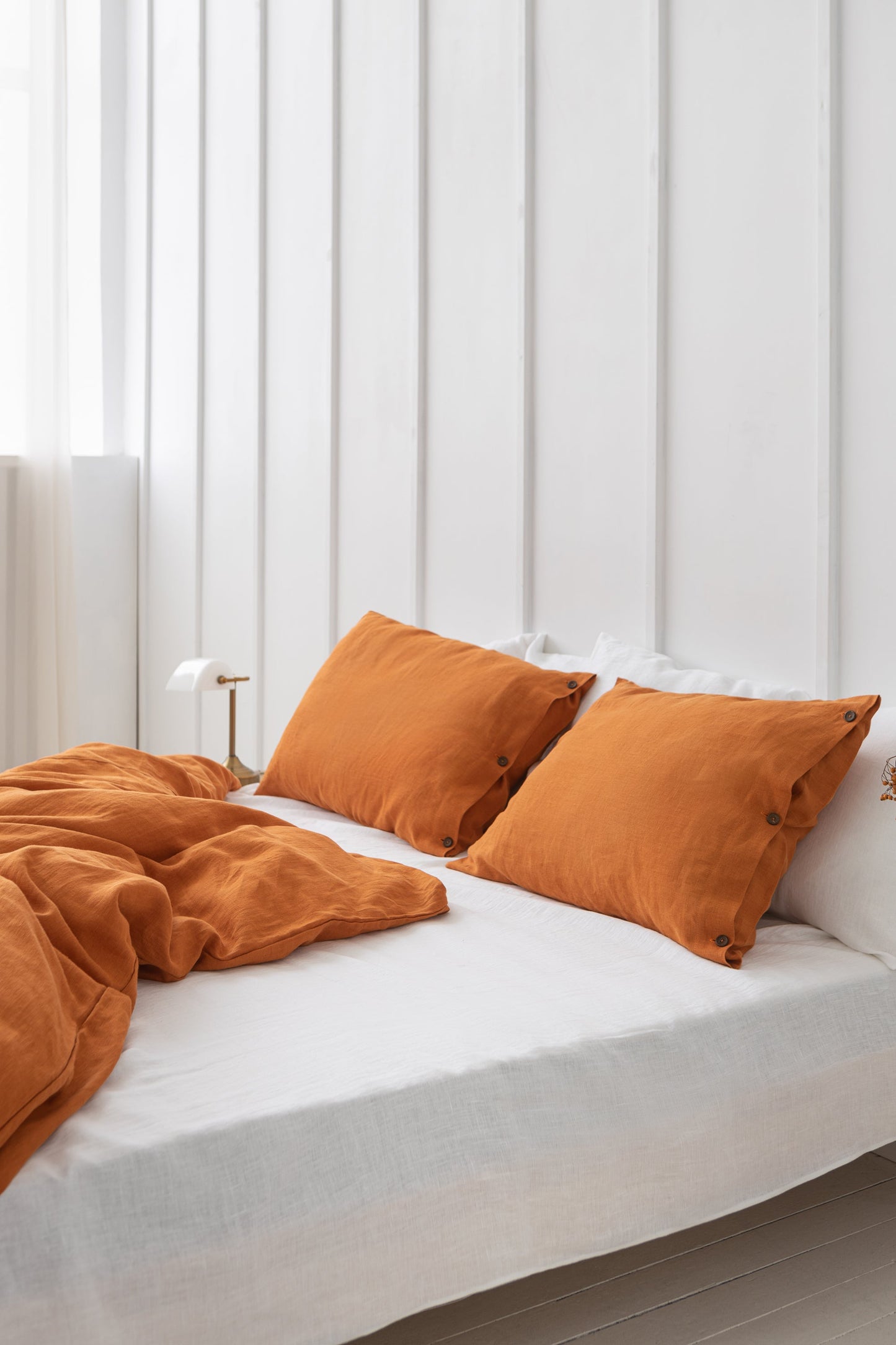 Light Chestnut Linen Pillowcase With Coconut Buttons